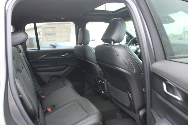 Jeep Grand Cherokee Vehicle Image 04