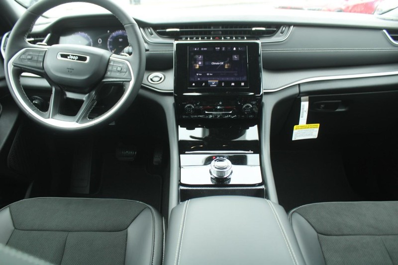 Jeep Grand Cherokee Vehicle Image 05