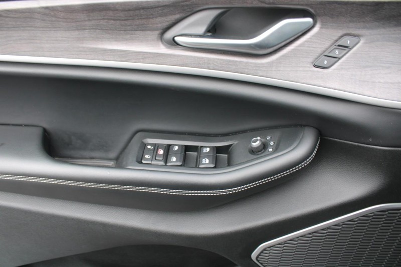 Jeep Grand Cherokee L Vehicle Image 09