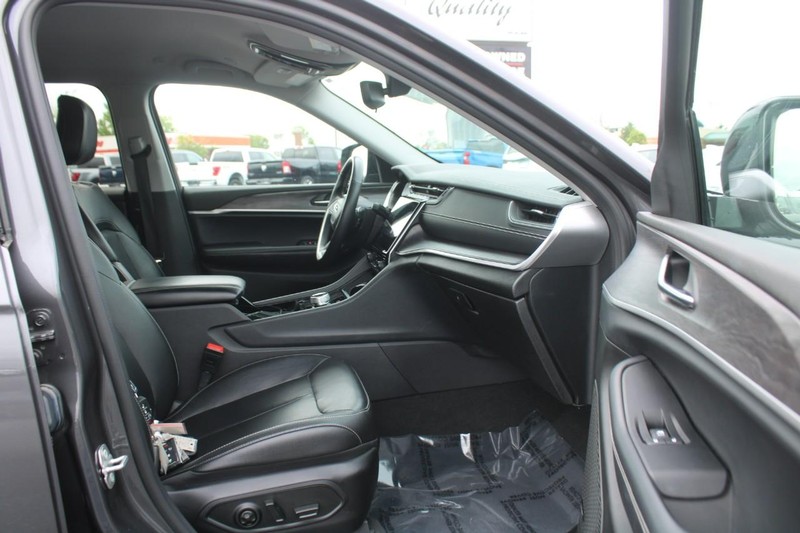 Jeep Grand Cherokee L Vehicle Image 11
