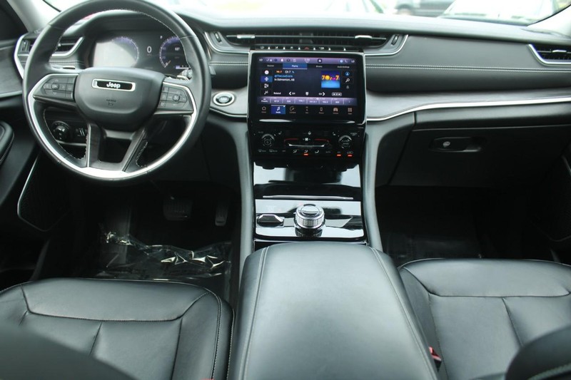Jeep Grand Cherokee L Vehicle Image 13