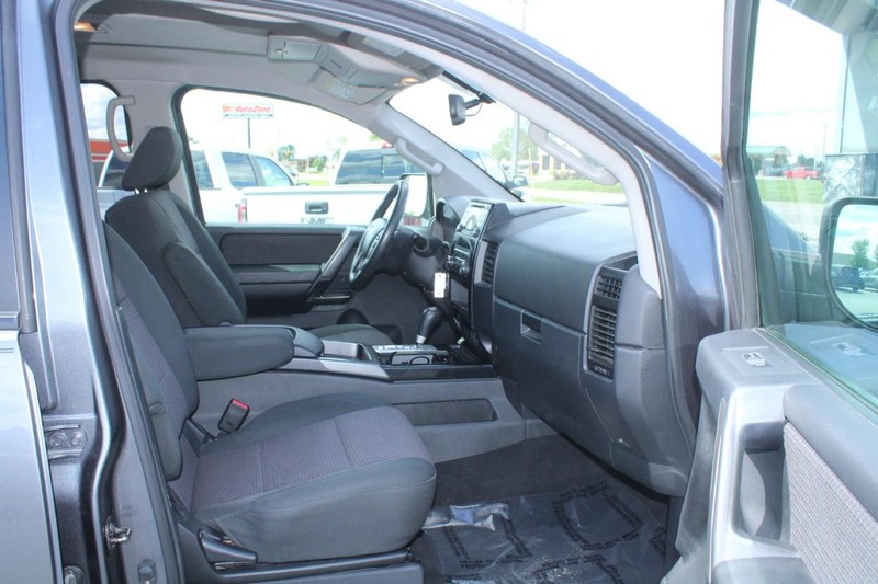 Nissan Titan Vehicle Image 11