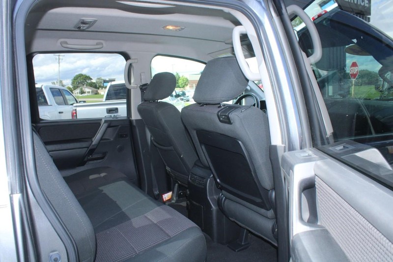Nissan Titan Vehicle Image 12