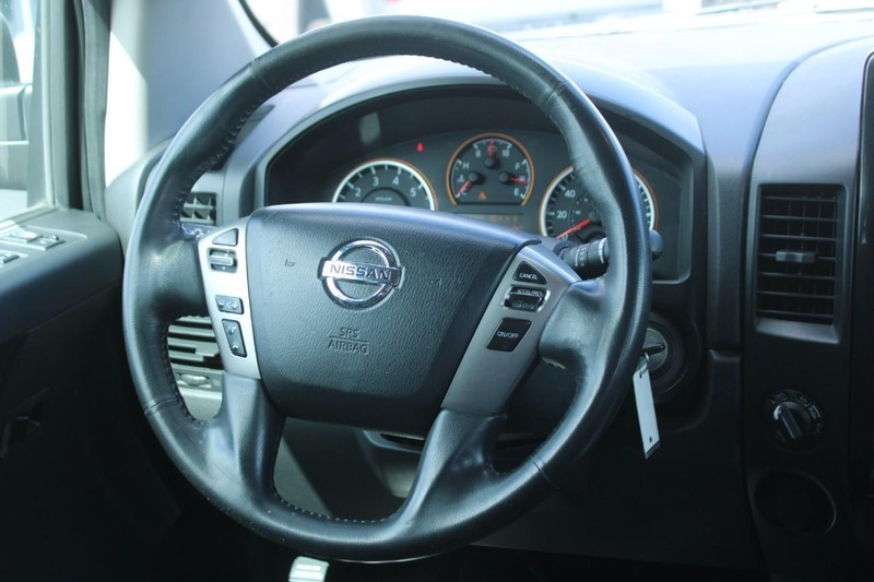 Nissan Titan Vehicle Image 14