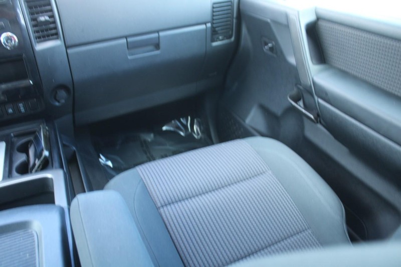 Nissan Titan Vehicle Image 16