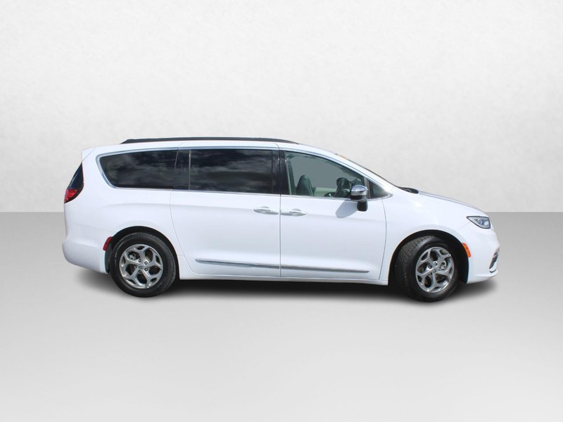 Chrysler Pacifica Vehicle Image 02