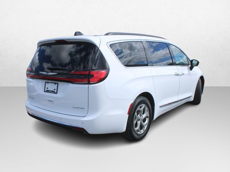 Chrysler Pacifica Vehicle Image 03