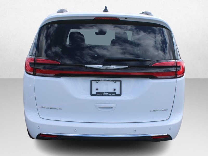 Chrysler Pacifica Vehicle Image 04