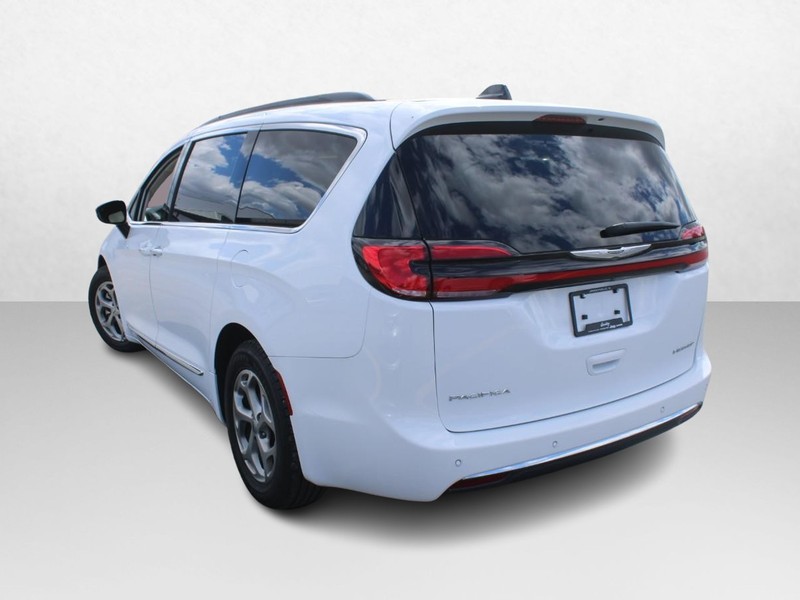 Chrysler Pacifica Vehicle Image 05