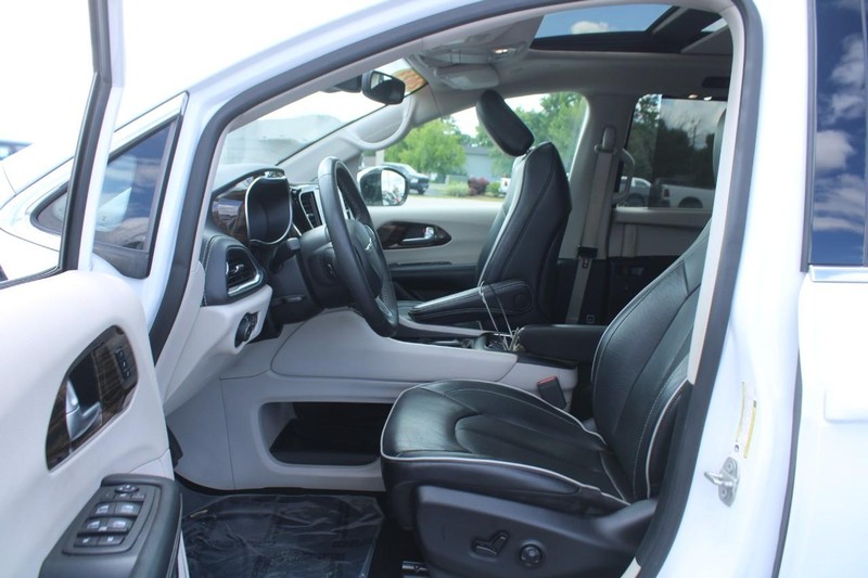 Chrysler Pacifica Vehicle Image 08
