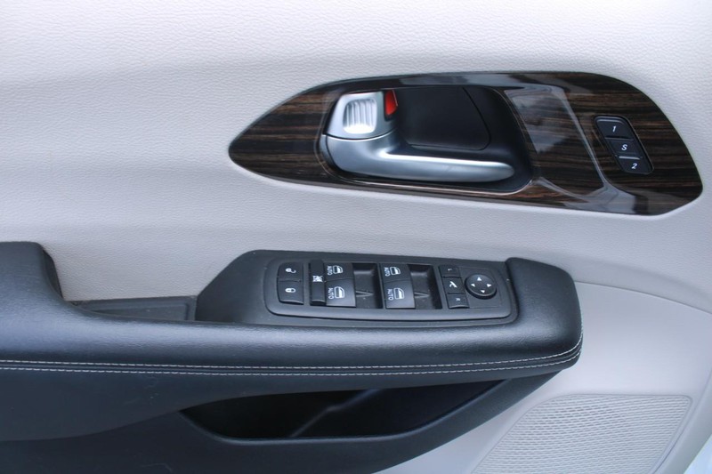Chrysler Pacifica Vehicle Image 09