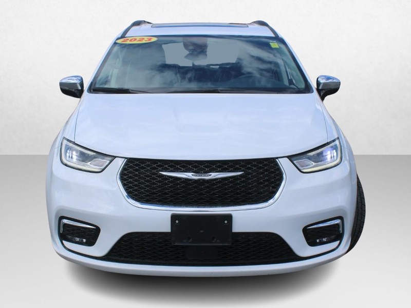 Chrysler Pacifica Vehicle Image 10