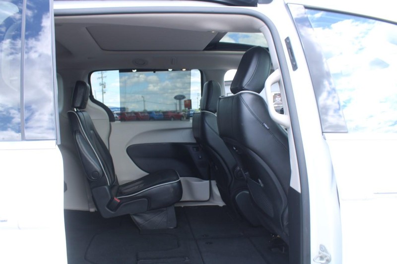 Chrysler Pacifica Vehicle Image 11