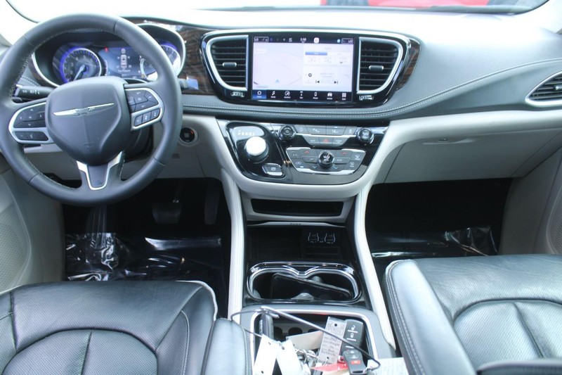 Chrysler Pacifica Vehicle Image 12