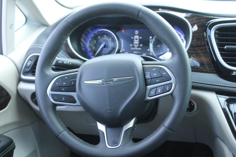 Chrysler Pacifica Vehicle Image 13