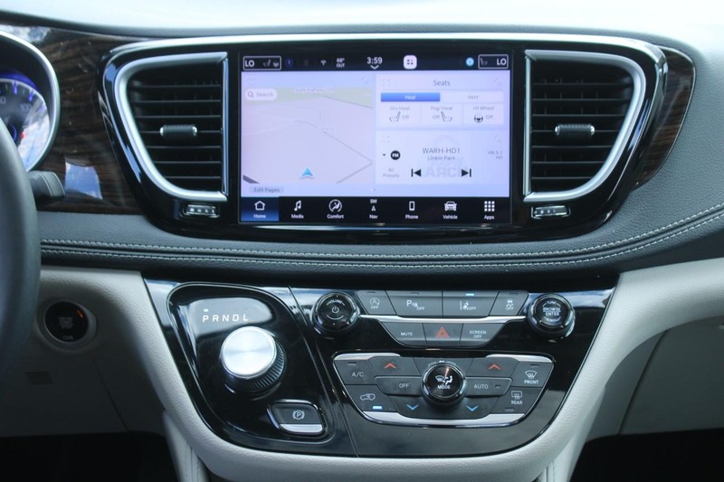 Chrysler Pacifica Vehicle Image 14