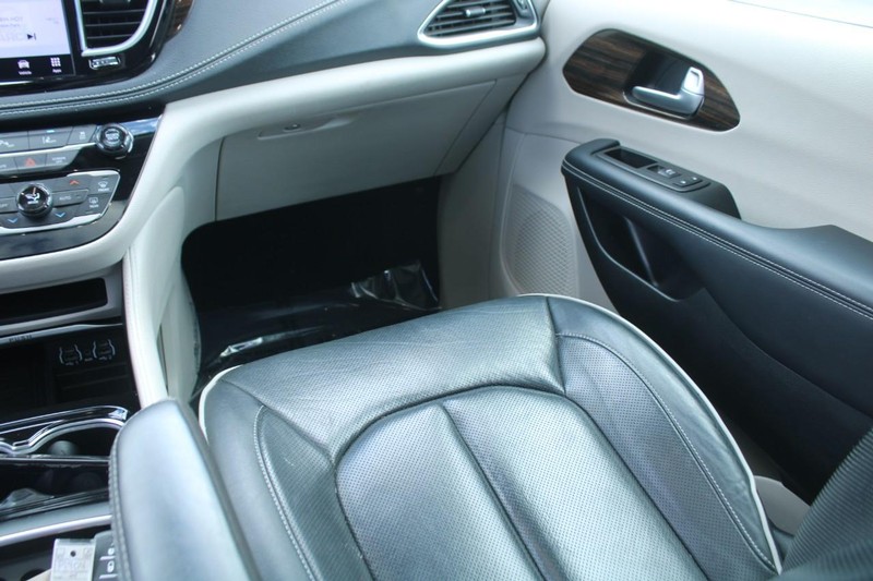 Chrysler Pacifica Vehicle Image 15