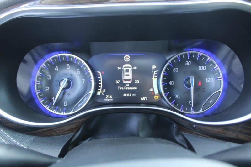 Chrysler Pacifica Vehicle Image 17