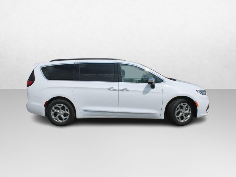 Chrysler Pacifica Vehicle Image 02