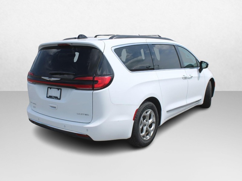 Chrysler Pacifica Vehicle Image 03