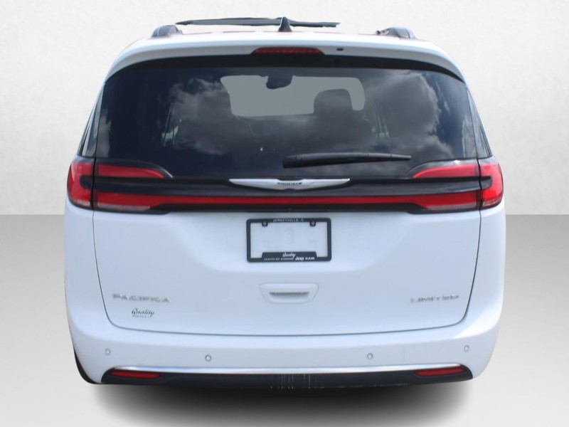 Chrysler Pacifica Vehicle Image 04