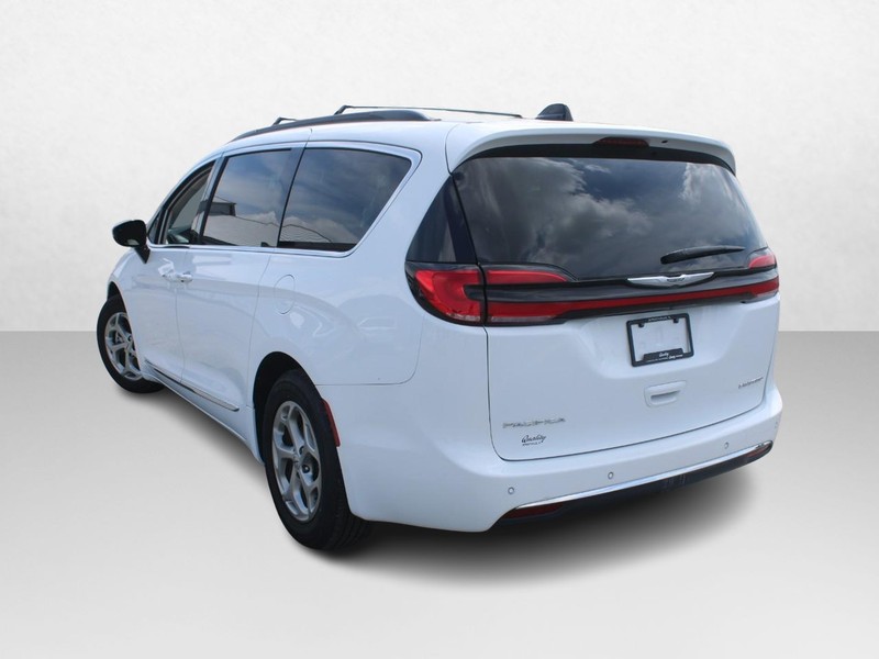 Chrysler Pacifica Vehicle Image 05