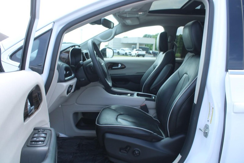 Chrysler Pacifica Vehicle Image 08
