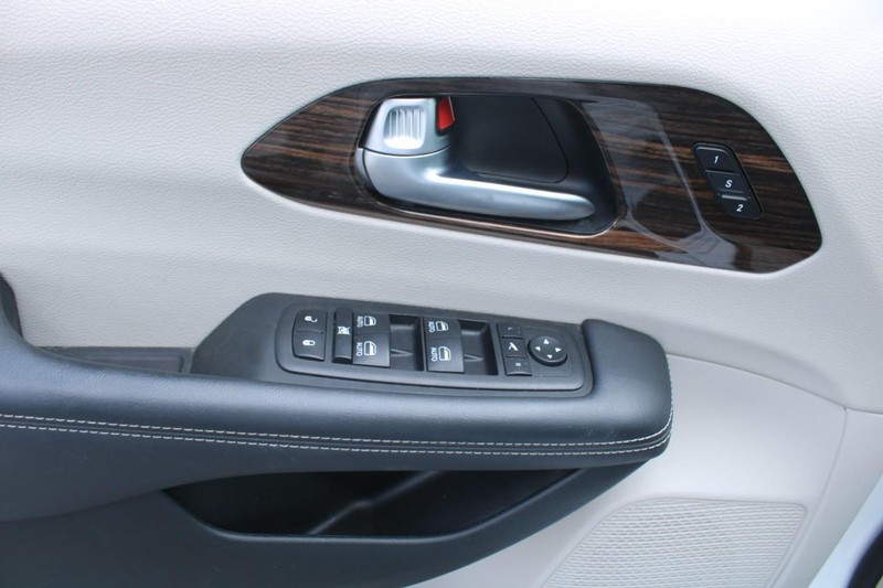 Chrysler Pacifica Vehicle Image 09