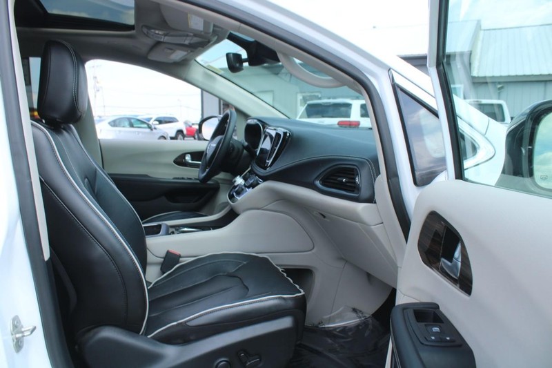 Chrysler Pacifica Vehicle Image 11