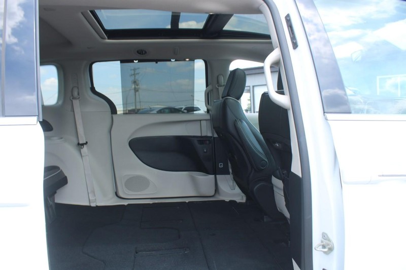 Chrysler Pacifica Vehicle Image 12