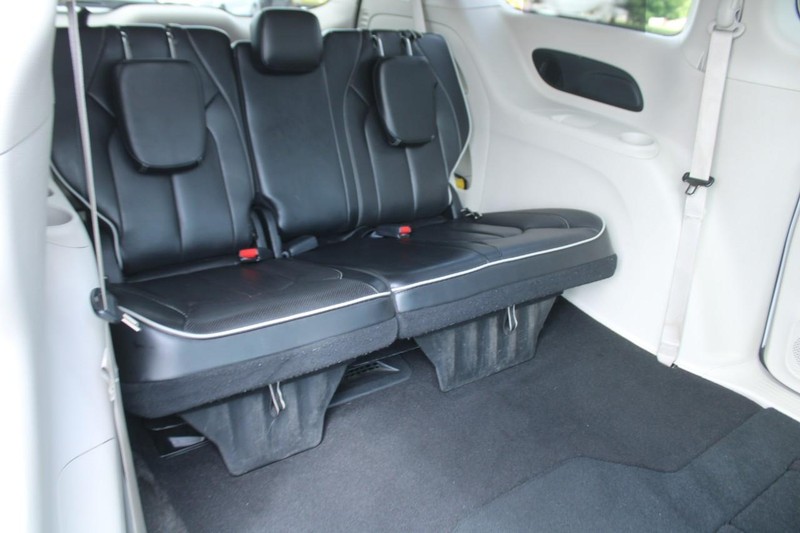 Chrysler Pacifica Vehicle Image 13