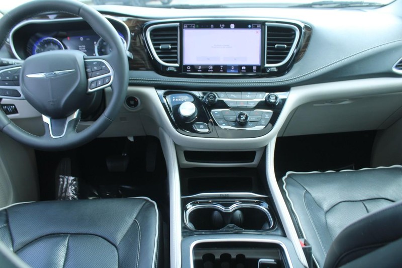 Chrysler Pacifica Vehicle Image 14