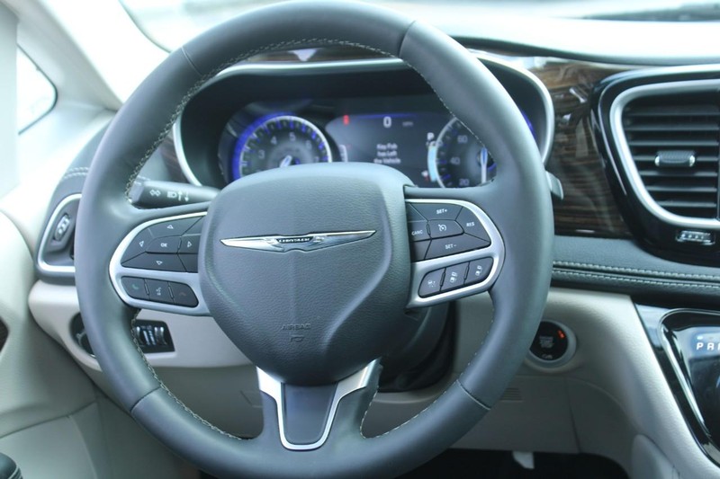 Chrysler Pacifica Vehicle Image 15