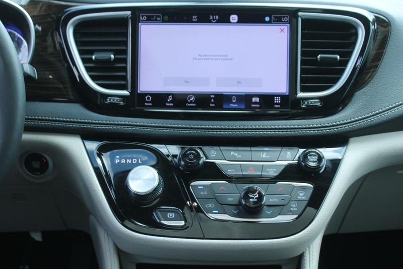 Chrysler Pacifica Vehicle Image 16