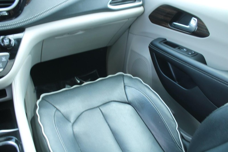 Chrysler Pacifica Vehicle Image 17