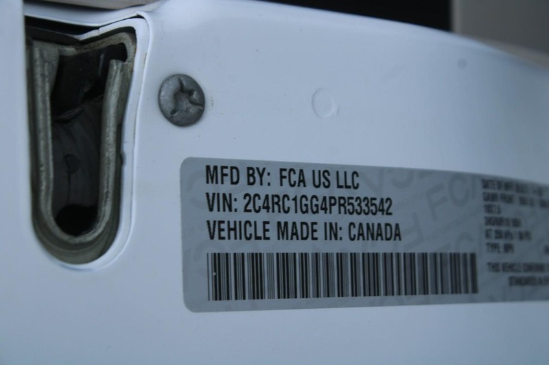 Chrysler Pacifica Vehicle Image 18