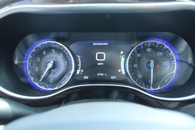 Chrysler Pacifica Vehicle Image 19