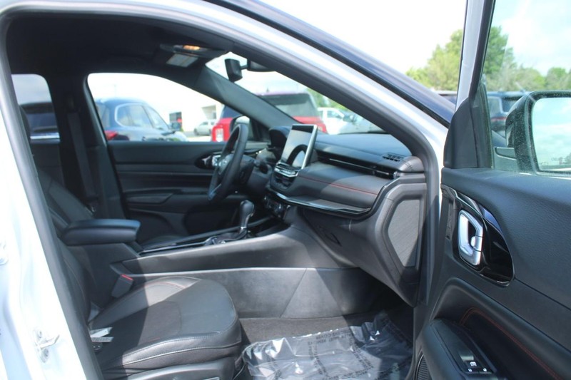 Jeep Compass Vehicle Image 11