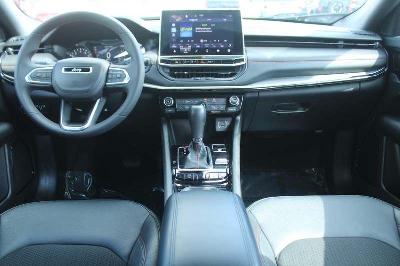 Jeep Compass Vehicle Image 13