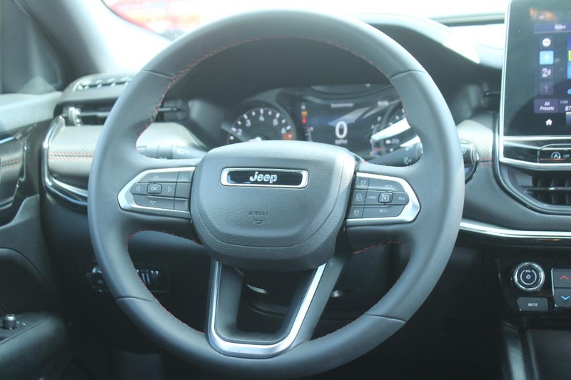 Jeep Compass Vehicle Image 14