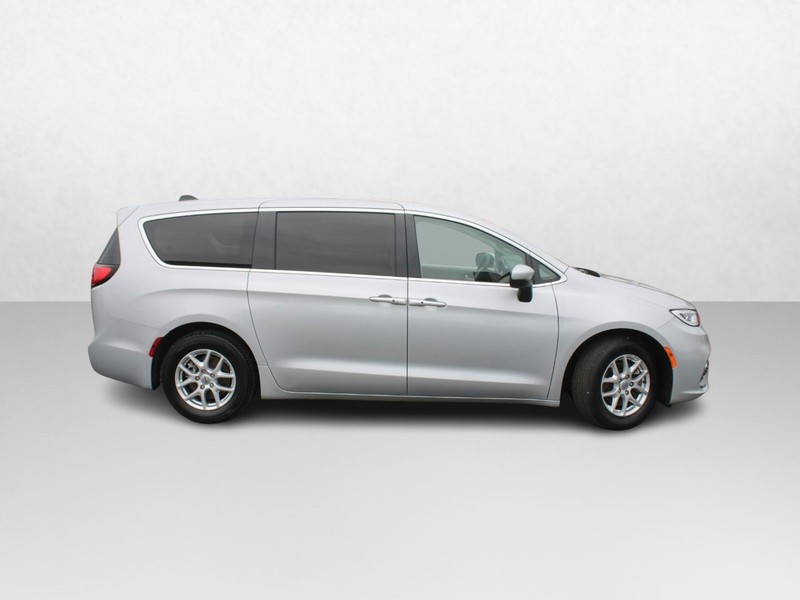 Chrysler Pacifica Vehicle Image 02