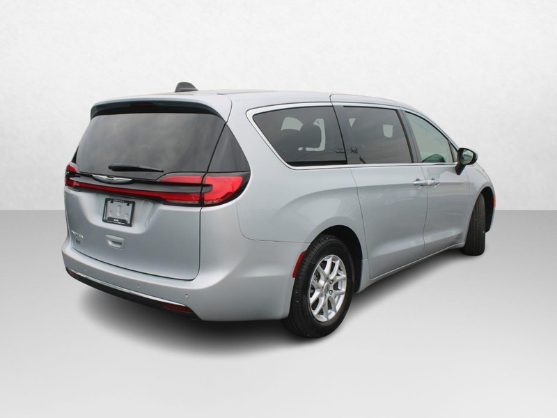 Chrysler Pacifica Vehicle Image 03