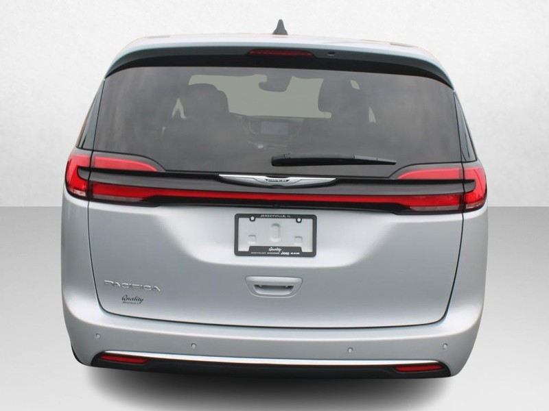 Chrysler Pacifica Vehicle Image 04