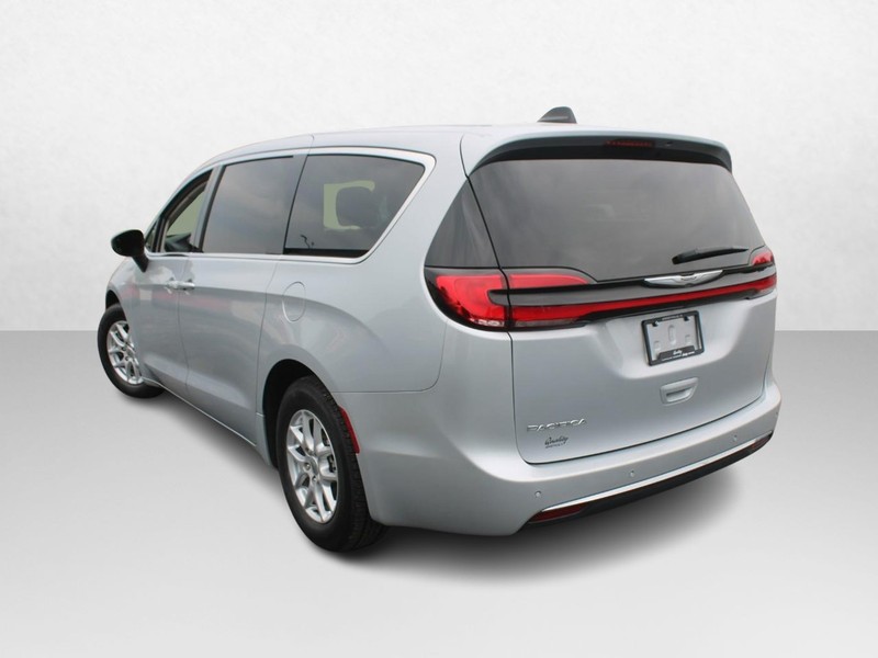 Chrysler Pacifica Vehicle Image 05