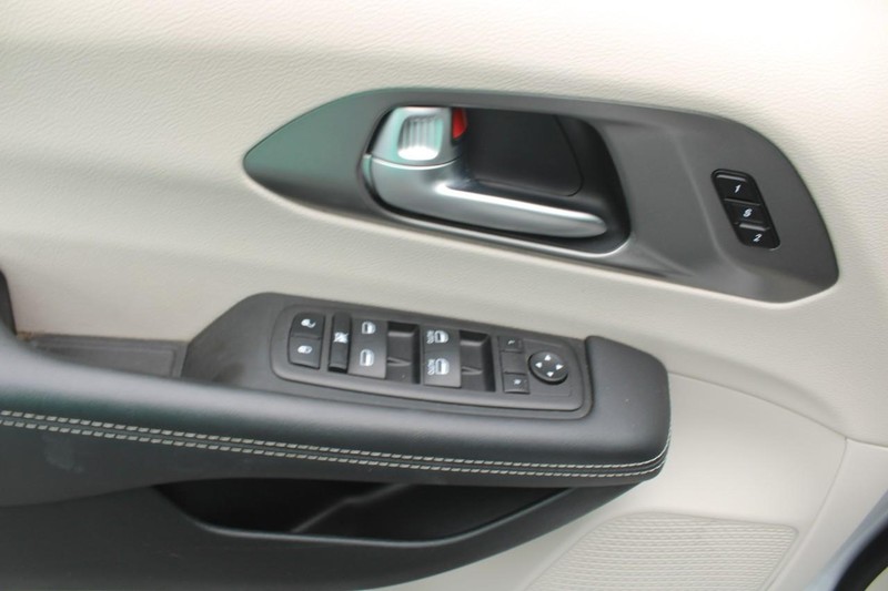 Chrysler Pacifica Vehicle Image 09
