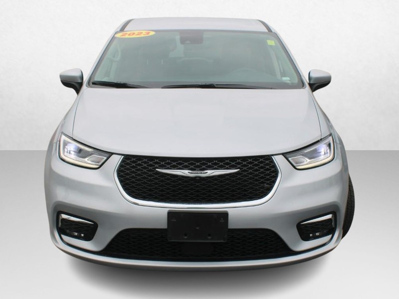 Chrysler Pacifica Vehicle Image 10