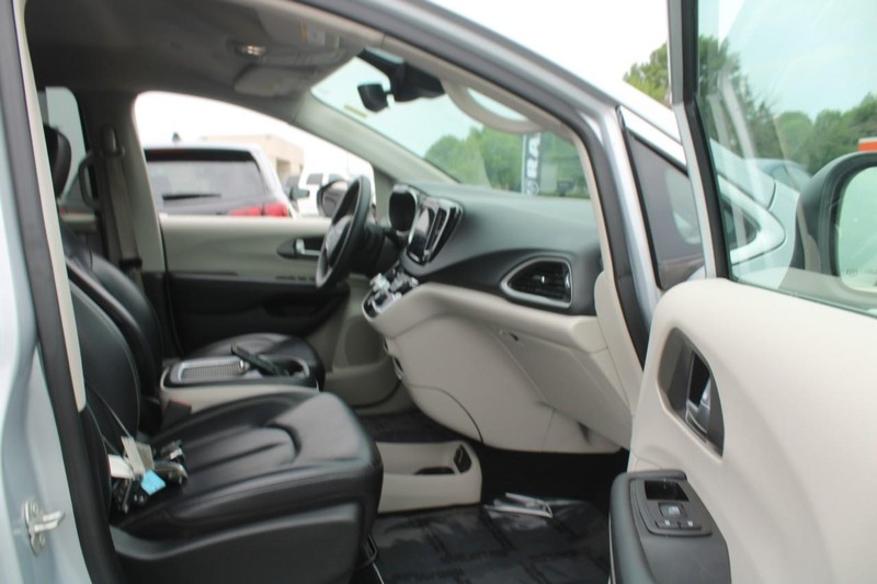 Chrysler Pacifica Vehicle Image 11
