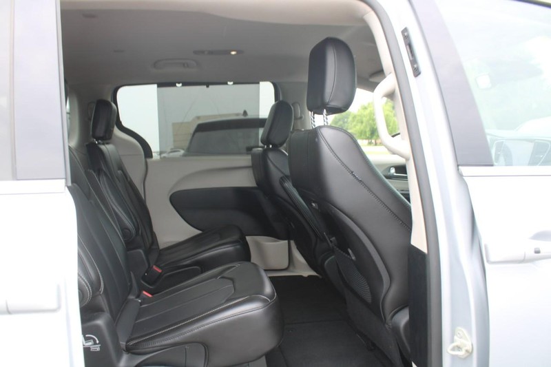 Chrysler Pacifica Vehicle Image 12