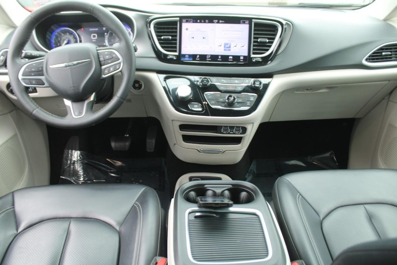 Chrysler Pacifica Vehicle Image 13