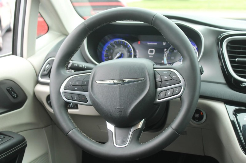 Chrysler Pacifica Vehicle Image 14